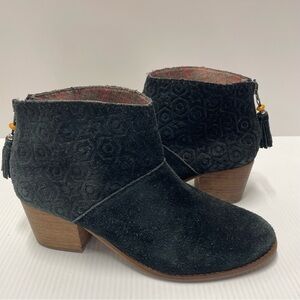 Toms Leila Black Embossed Suede Ankle Booties with Tassels Women’s Size 9.5